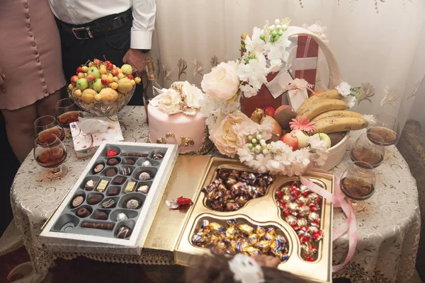 Gâteau Festif Boîte Délicieux Chocolat Fruits Une Célébration — Photo