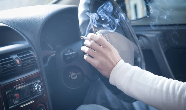 Чоловік Палить Цигарку Кермі Автомобіля — стокове фото