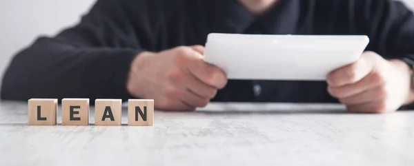 Homem Usando Tablet Lean Palavra Sobre Cubos — Fotografia de Stock