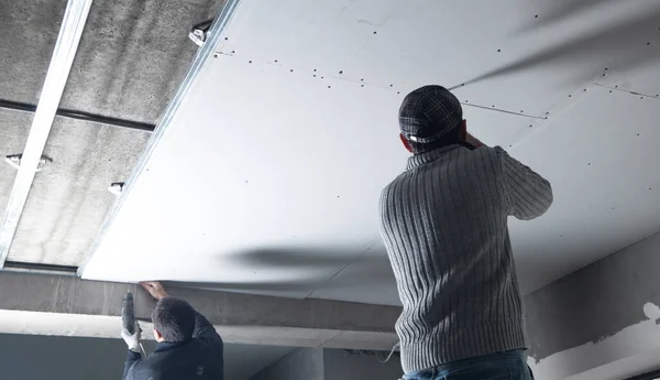 Arbeiter Montieren Paneel Rahmen Der Decke — Stockfoto