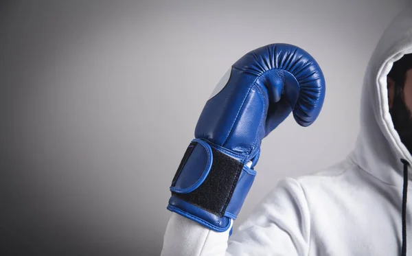 Hombre Encapuchado Con Guantes Boxeo — Foto de Stock