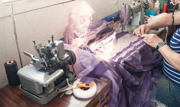 Caucasian Seamstress Working Sewing Machine — Stock Photo, Image