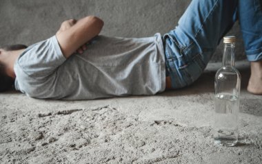 Beyaz evsiz bir adam. Para yok, iş yok, ev yok.