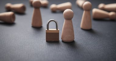 Masasında insan ahşap figürler olan asma kilit. Kişisel koruma