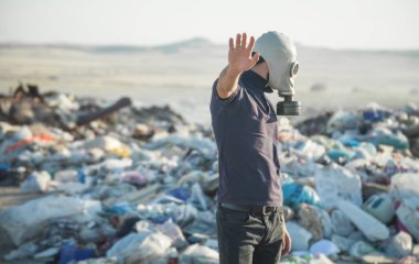 Dışarıda gaz maskeli bir adam var. Çevre Kirliliğini Durdur