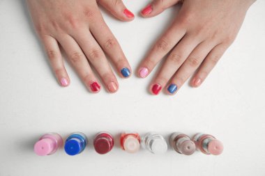 Güzellik manikürlü kız elleri.