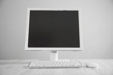 Ofis masası Bilgisayar beyaz ofis masasında.