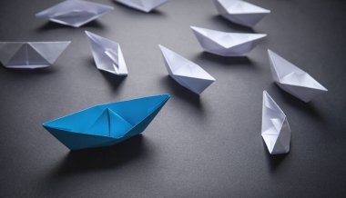 Mavi beyaz kağıt tekne. Liderlik kavramı
