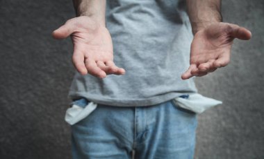 Cepleri boş bir adam. Ekonomik kriz