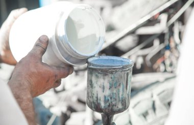 Bir ressamın elinde resim. Araba boyama ayrıntıları