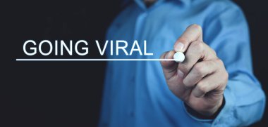 İş adamı Go Viral metnini ekranda yazdı.