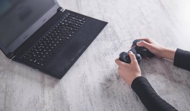 Oyun kumandası kullanan eller. Video oyunları oynanıyor 