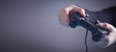 Oyun kumandası kullanan eller. Video oyunları oynanıyor 
