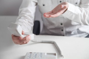 Ofis telefonunda çalışan bir iş kadını. Kişi kavramı
