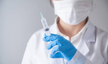Doktor elinde şırınga tutuyor. Sağlık ve Sağlık Hizmetleri 