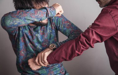 Kafkasyalı iki adam kavga ediyor. Öfkeli, Saldırgan