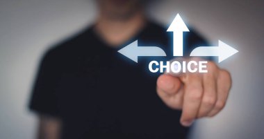 Erkek eli oka dokunuyor. Seçenek