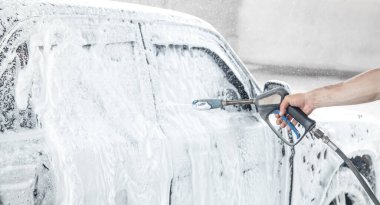 Araba yıkama. Bir oto yıkama servisinin çamaşır yıkama işlemi