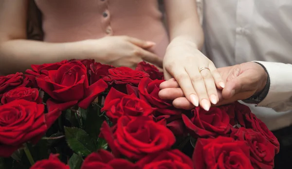 Junge Und Mädchen Hände Mit Verlobungsring — Stockfoto