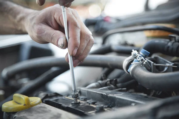 Mechanic Holding Screwdriver Auto Repair Service Center — Stock Photo, Image