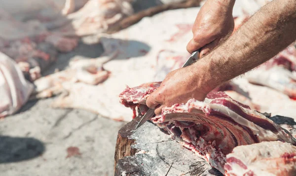 Procesando Carne Fresca Carnicero Con Cuchillo Mano Separando Carne — Foto de Stock