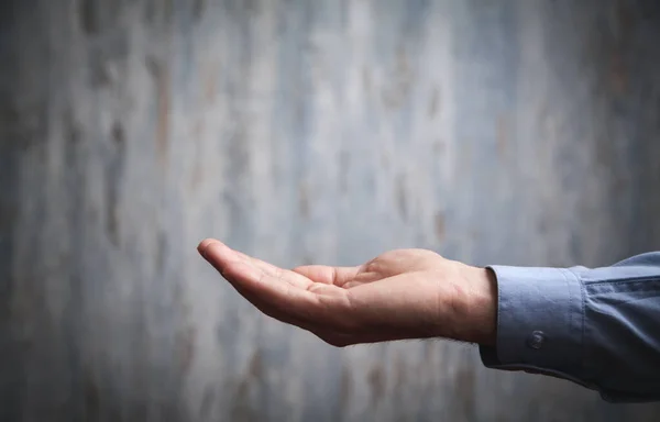 Άνθρωπος Δείχνει Άδειο Χέρι Χορήγηση Χειρονομία — Φωτογραφία Αρχείου
