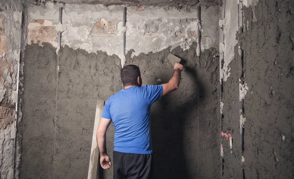 Trabajador Caucásico Yeso Pared Trabajos Construcción — Foto de Stock