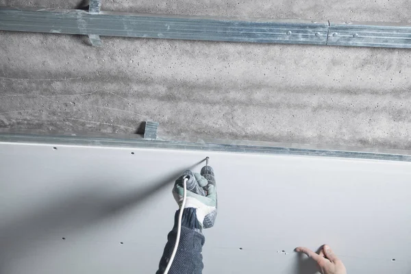 Trabalhador Com Uma Chave Fenda Broca Torce Parafuso Drywall — Fotografia de Stock