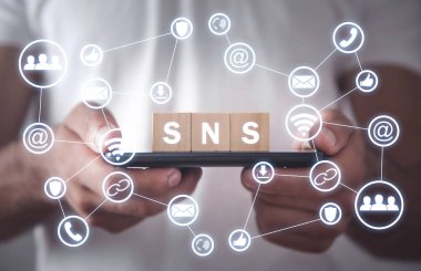 Akıllı telefon tutan adam. SNS. Sosyal Ağ Servisi