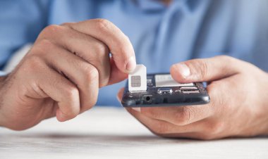 Sim Card 'ı akıllı telefonla tutan adam.