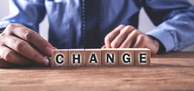 Tutan adam ahşap küplerin sözlerini değiştir..