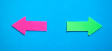 Mavi arkaplanda renkli oklar.