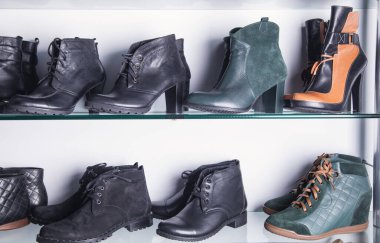 Mağazada zarif kadın çizmeleri var..