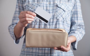 Kız cüzdanına kredi kartı takmış..