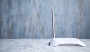 İnternet yönlendiricisi masanın üstünde. Ağ 