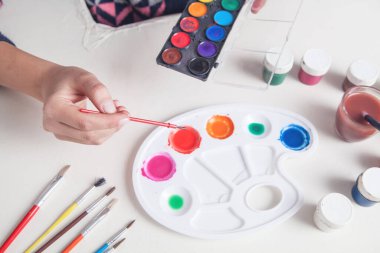 Fırça tutan kız ressam. İş, Yaşam Tarzı