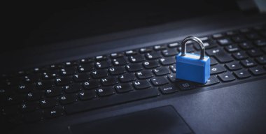 Laptop klavyesinde asma kilit. İnternet ve bilgisayar güvenliği