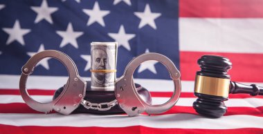 Yargıç Tokmak para ve kelepçe ile. 