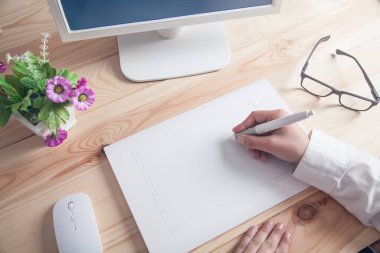 Ofiste resim tableti kullanan grafik tasarımcısı.