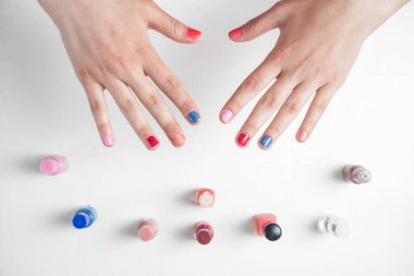 Güzellik manikürlü kız elleri.