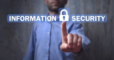 Adam asma kilide dokunuyor. Bilgi Güvenliği