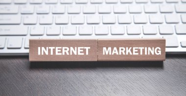Tahta bloklar üzerinde internet pazarlama metni. Teknoloji, İş