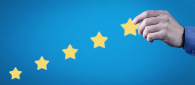 Erkek el ele tutuşan yıldız. Hizmet derecesi. Memnuniyet