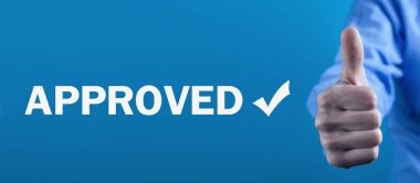 İşadamı baş parmağını gösteriyor. Onaylandı