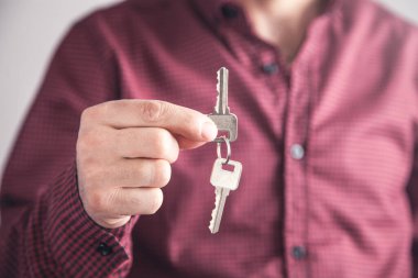 Ofiste evin anahtarlarını tutan adam..