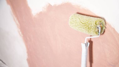 Oller duvara dayanıyor. Yenileme