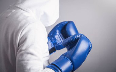 Boks eldivenli kapüşonlu adam..