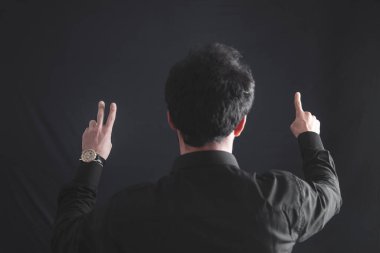 İş adamı ekranı işaret ediyor ya da dokunuyor. 