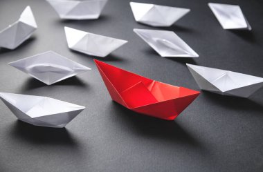 Kırmızı ve beyaz kağıt tekne. Liderlik kavramı