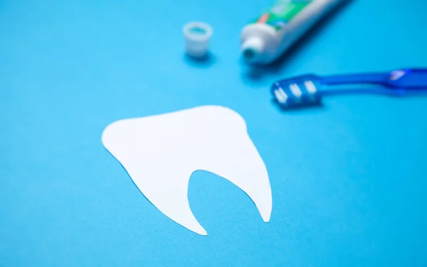 歯ブラシと歯みがきで青の背景 — ストック写真